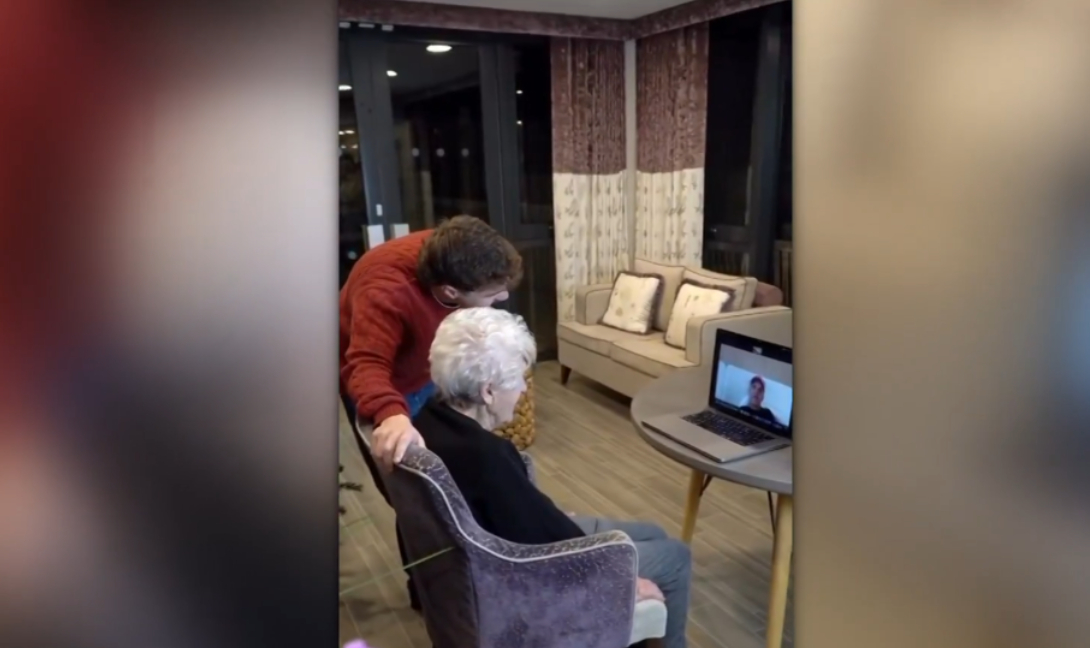 Η συγκινητική έκπληξη των Χριστουγέννων του Ρόμπι Γουίλιαμς σε 94χρονη θαυμάστριά του (βίντεο)