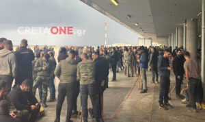 Αποχωρούν από τον αεροδιάδρομο οι αγροτοκτηνοτρόφοι, παραμένουν στα μπλόκα πέριξ του αεροδρομίου