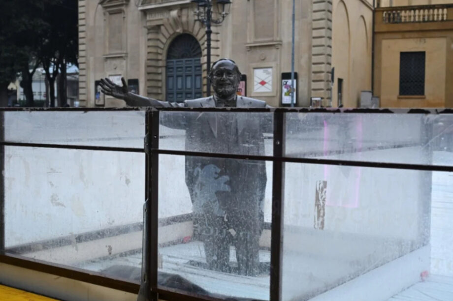 Άγαλμα Παβαρότι