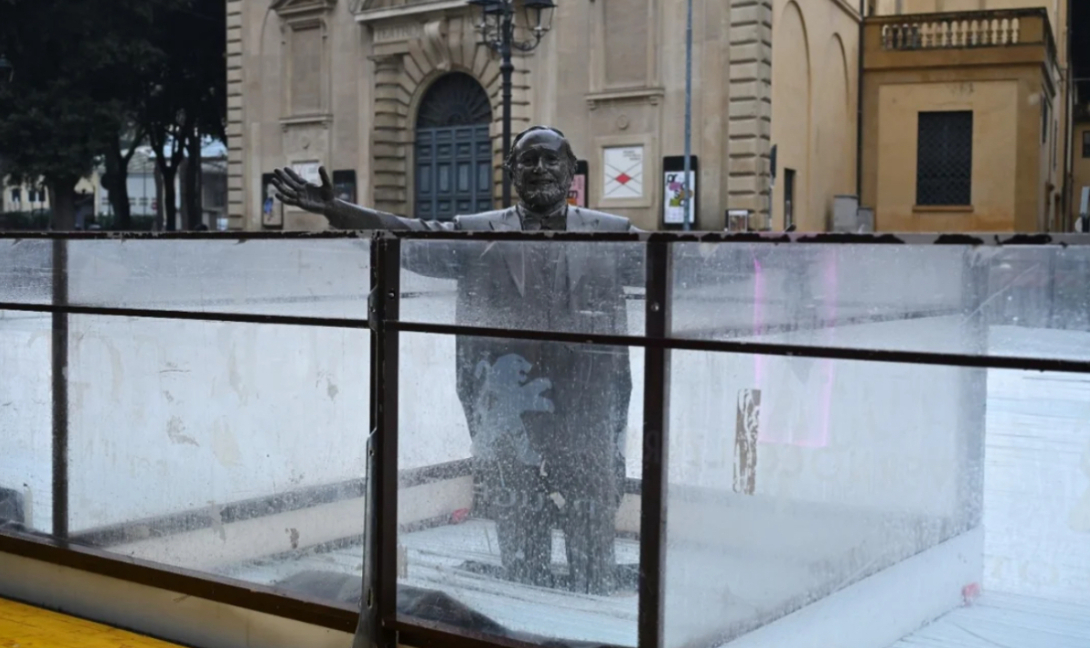 Άγαλμα του Παβαρότι «βυθίστηκε» σε παγοδρόμιο!