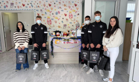 Αθλητές της Elite Ακαδημίας του ΟΦΗ δίπλα στα παιδιά της «Ηλιαχτίδας»