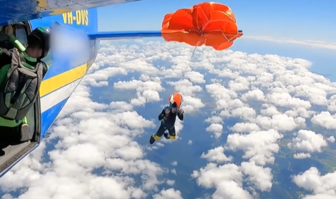 Τρομακτικό ατύχημα: Αλεξίπτωτο τυλίγεται στο φτερό αεροπλάνου (βίντεο)