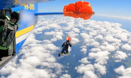 Τρομακτικό ατύχημα: Αλεξίπτωτο τυλίγεται στο φτερό αεροπλάνου (βίντεο)