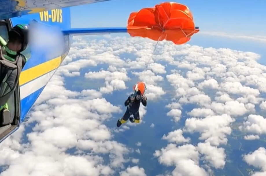 Τρομακτικό ατύχημα: Αλεξίπτωτο τυλίγεται στο φτερό αεροπλάνου (βίντεο)