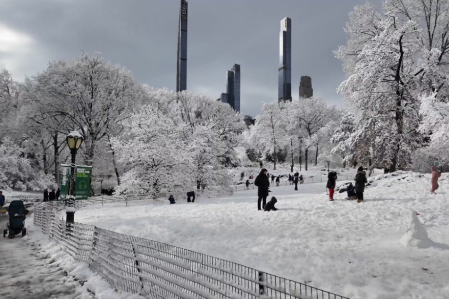 Νέα Υόρκη: «Ντύθηκε στα λευκά» και μπήκε στο κλίμα των Χριστουγέννων το Central Park (βίντεο)