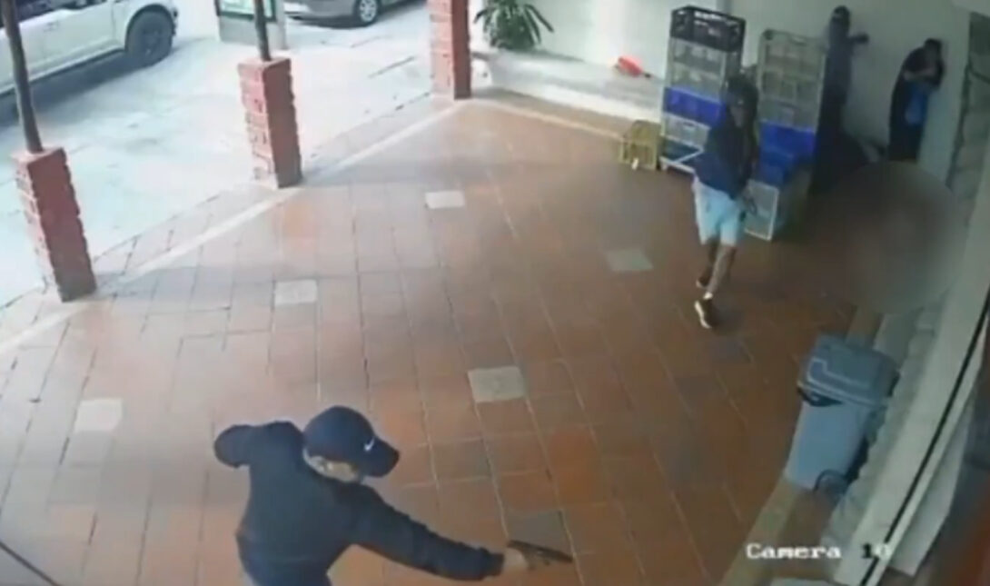 Η στιγμή της δολοφονίας του ποδοσφαιριστή στον Ισημερινό (Προσοχή βίντεο με σκληρές εικόνες)