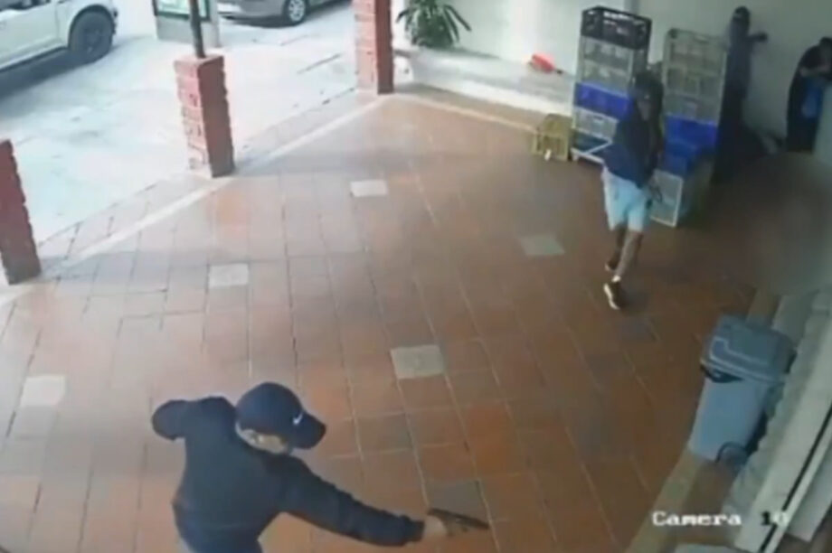 Η στιγμή της δολοφονίας του ποδοσφαιριστή στον Ισημερινό (Προσοχή βίντεο με σκληρές εικόνες)