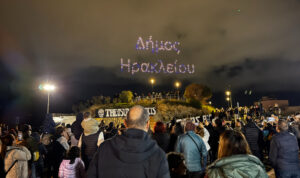 Εντυπωσιακό υπερθέαμα με drones που φώτισαν τον ουρανό του Ηρακλείου – Δείτε φωτογραφίες και βίντεο