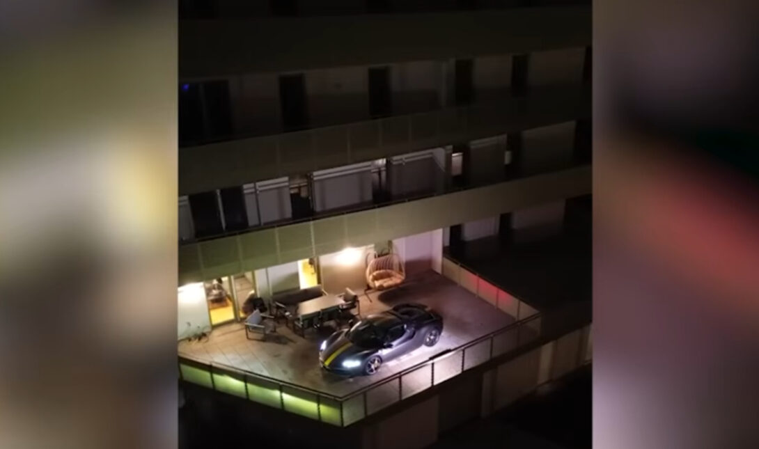 Αγόρασε Ferrari και... την πάρκαρε στο μπαλκόνι! (βίντεο)