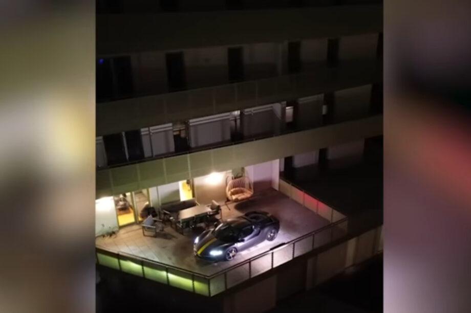 Αγόρασε Ferrari και... την πάρκαρε στο μπαλκόνι! (βίντεο)