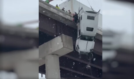 Εντυπωσιακή διάσωση οδηγού από αιωρούμενη νταλίκα σε ύψος 30 μέτρων! (βίντεο)