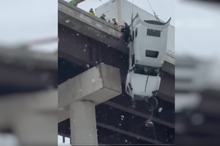 Εντυπωσιακή διάσωση οδηγού από αιωρούμενη νταλίκα σε ύψος 30 μέτρων! (βίντεο)