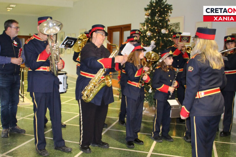 Πρωτοχρονιάτικα κάλαντα και ευχές πλημμύρισαν το Δημαρχείο Χανίων (φωτογραφίες)