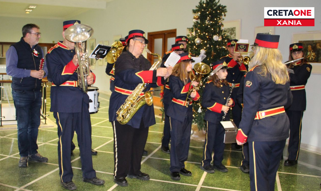 Πρωτοχρονιάτικα κάλαντα και ευχές πλημμύρισαν το Δημαρχείο Χανίων (φωτογραφίες)