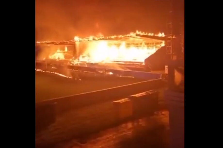 Οπαδοί έκαψαν το γήπεδο της ομάδας τους μετά τον υποβιβασμό της! (βίντεο)