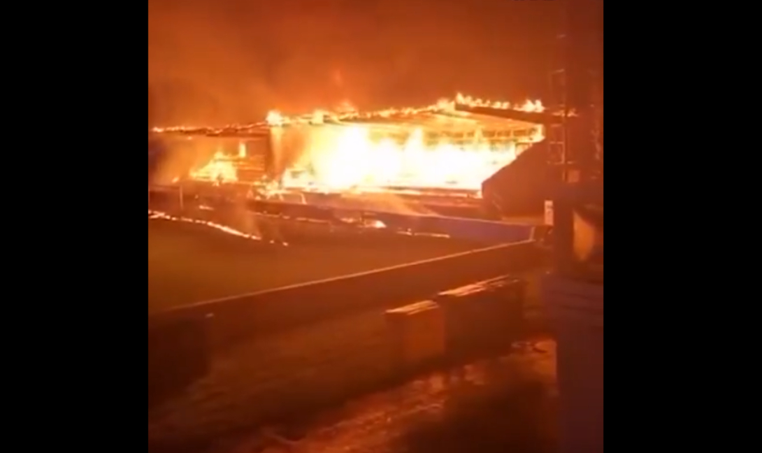 Οπαδοί έκαψαν το γήπεδο της ομάδας τους μετά τον υποβιβασμό της! (βίντεο)