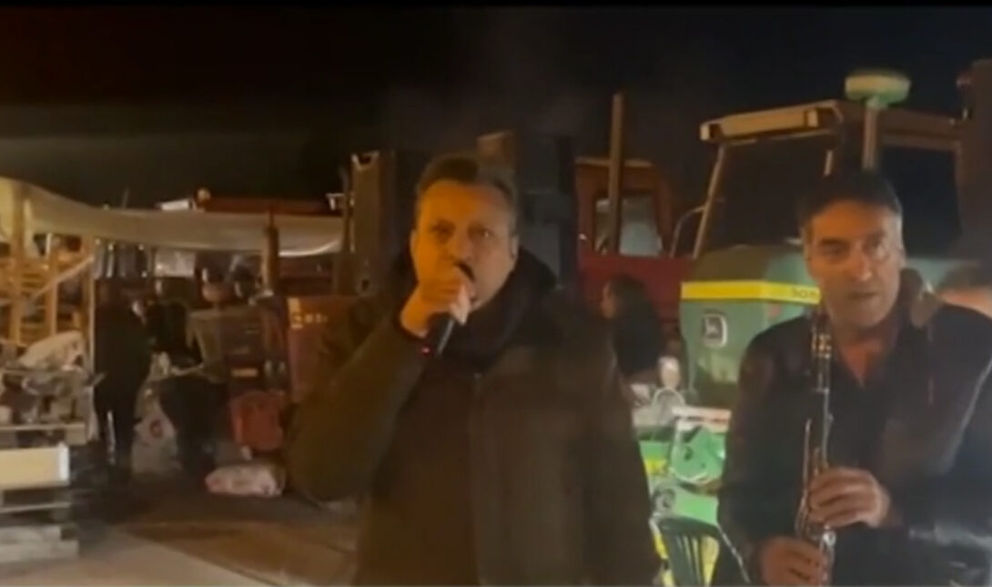 Καλλιτεχνική συμπαράσταση στους αγρότες στο μπλόκο της Χαλκηδόνας (βίντεο)