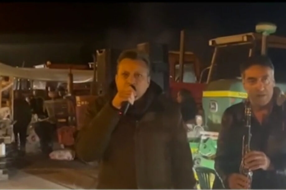 Καλλιτεχνική συμπαράσταση στους αγρότες στο μπλόκο της Χαλκηδόνας (βίντεο)