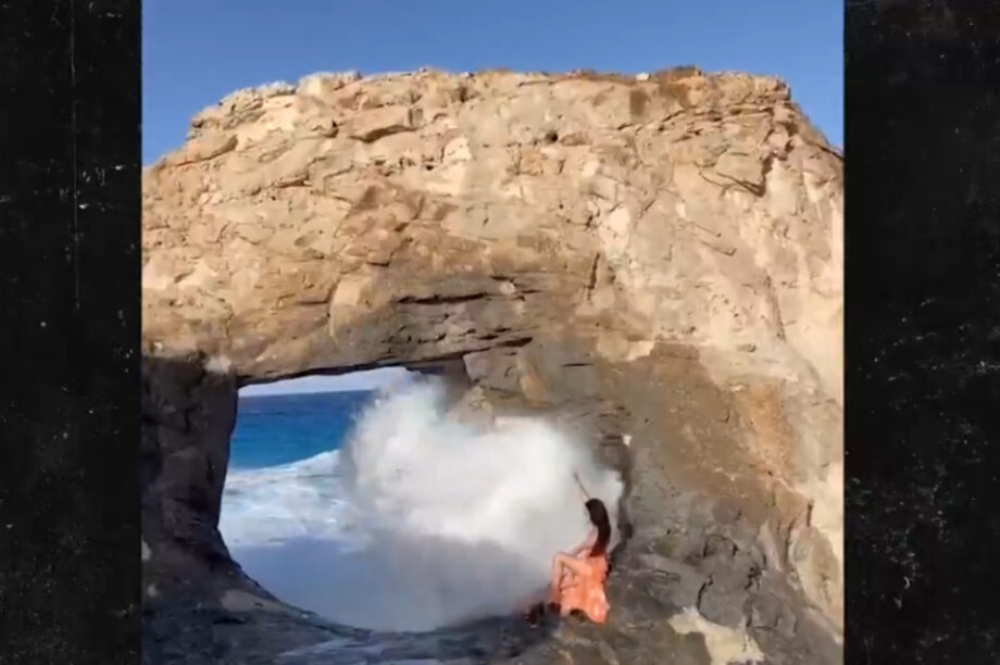 Αίγυπτος: Τεράστιο κύμα «καταπίνει» τουρίστρια που ποζάρει στα βράχια (βίντεο)