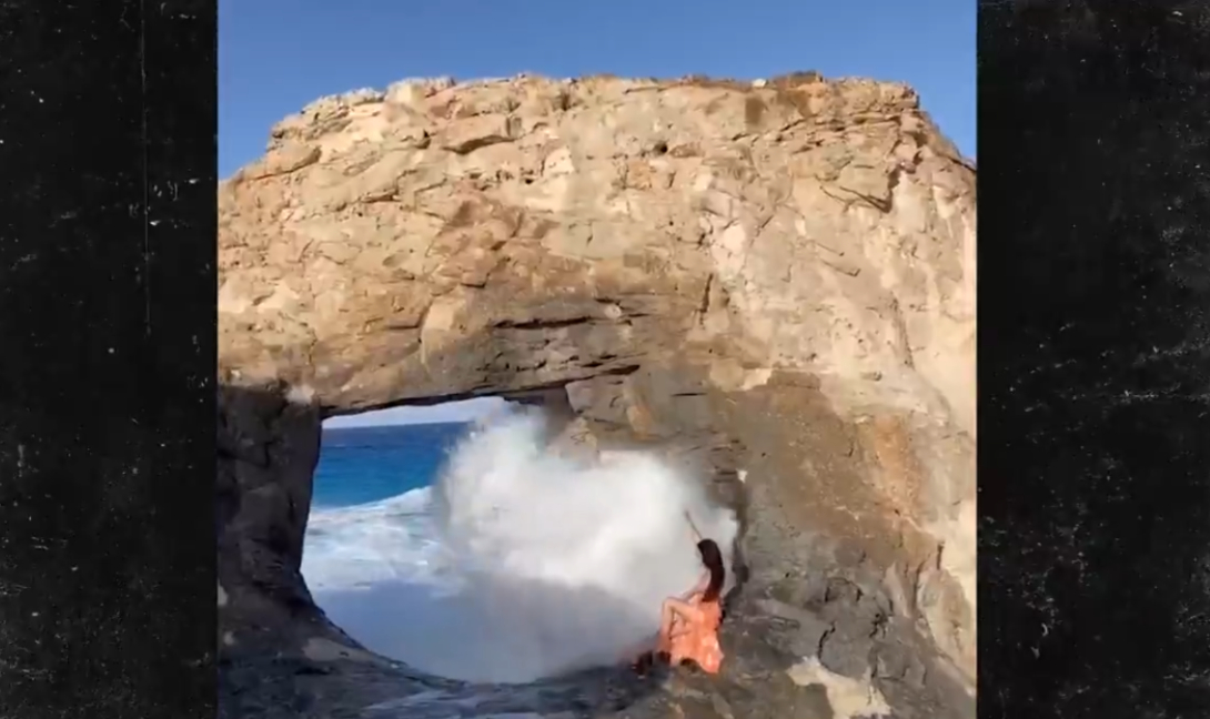 Αίγυπτος: Τεράστιο κύμα «καταπίνει» τουρίστρια που ποζάρει στα βράχια (βίντεο)