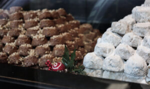 «Χρυσά» τα μελομακάρονα και οι κουραμπιέδες! Μέχρι που φτάνουν οι τιμές τους (βίντεο)