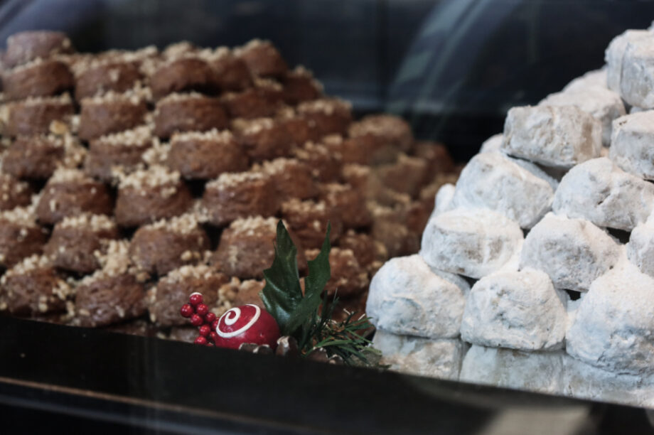 Μελομακάρονα και κουραμπιέδες