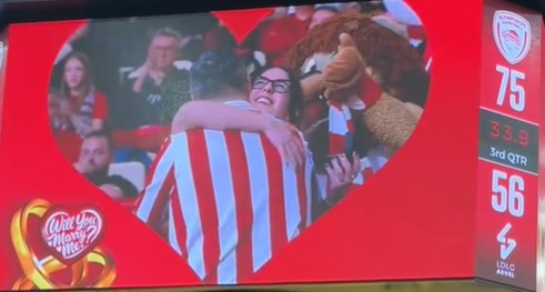 Πρόταση γάμου στο ΣΕΦ κατά την διάρκεια του αγώνα Ολυμπιακός-Βιλερμπάν – Δείτε βίντεο