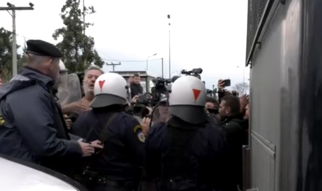 Θεσσαλονίκη: Ένταση ανάμεσα σε αγρότες και αστυνομικούς – Ένας αγρότης έπεσε στο έδαφος από τη χρήση χημικών (Βίντεο)