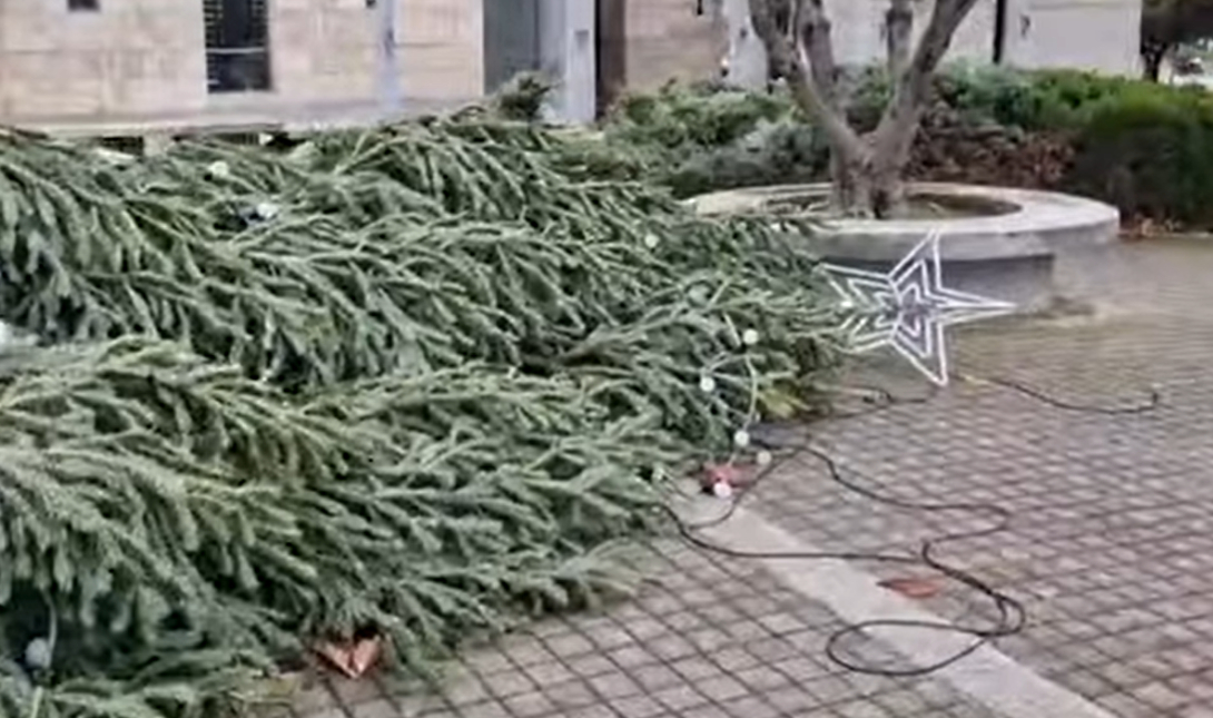 Κατέρρευσε χριστουγεννιάτικο δέντρο στη Θεσσαλονίκη λόγω ισχυρών ανέμων (Βίντεο)