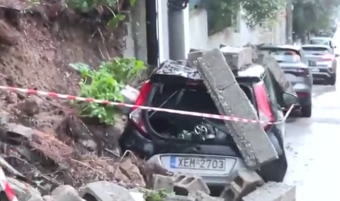 Βουλιαγμένη: Μαντρότοιχος κατέρρευσε λόγω κακοκαιρίας και καταπλάκωσε παρκαρισμένο αυτοκίνητο