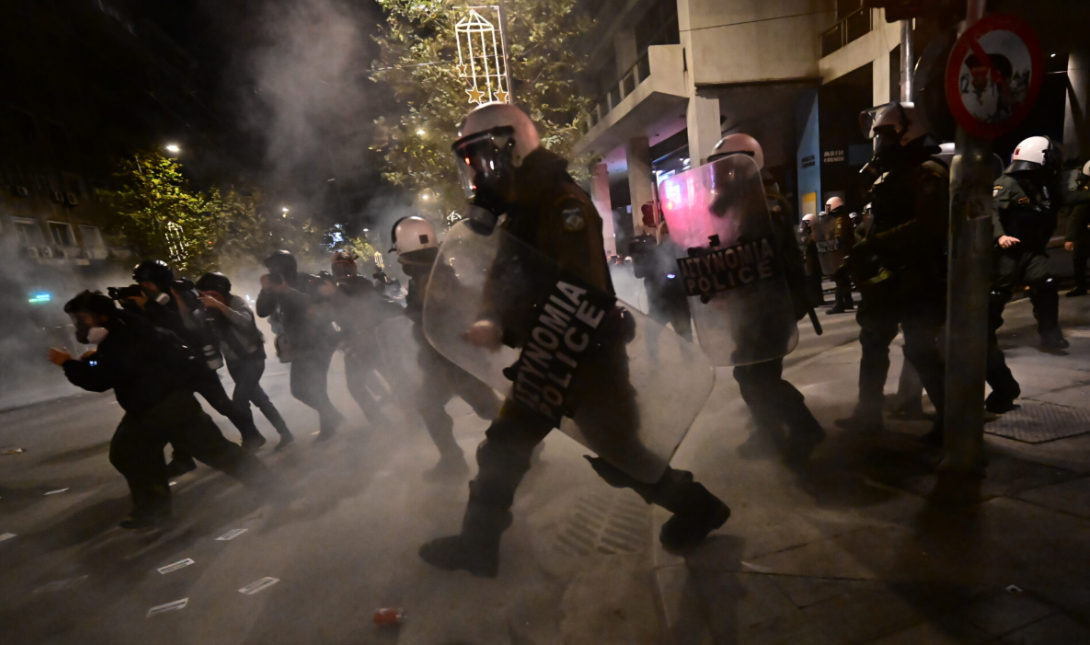 Δολοφονία του Αλέξανδρου Γρηγορόπουλου: Χρήση χημικών στην πορεία της Αθήνας… (Φωτογραφίες σοκ)