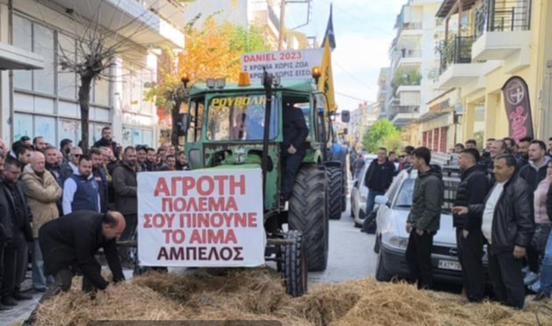 Ένταση στην Καρδίτσα: Αγρότες άδειασαν ζωοτροφές έξω από το γραφείο του Κώστα Τσιάρα (Βίντεο)