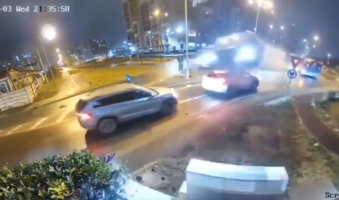 Ρουμανία: Αυτοκίνητο «πέταξε» πάνω από άλλα οχήματα και καρφώθηκε σε στύλο – Βίντεο Σοκ