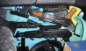 Τα καλάσνικοφ που εντοπίστηκαν στα Καλύβια και το βαρύ ποινικό παρελθόν του 37χρονου (φωτο)