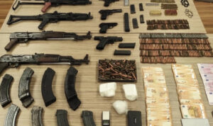 Αυτά είναι τα όπλα που βρέθηκαν στην γιάφκα της Καλλιθέας – Έρευνες και στην Κρήτη (βίντεο)