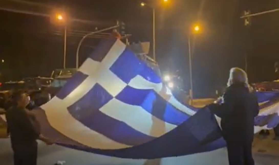 Αγρότες κρέμασαν τεράστια ελληνική σημαία στα Πράσινα Φανάρια – Δείτε βίντεο