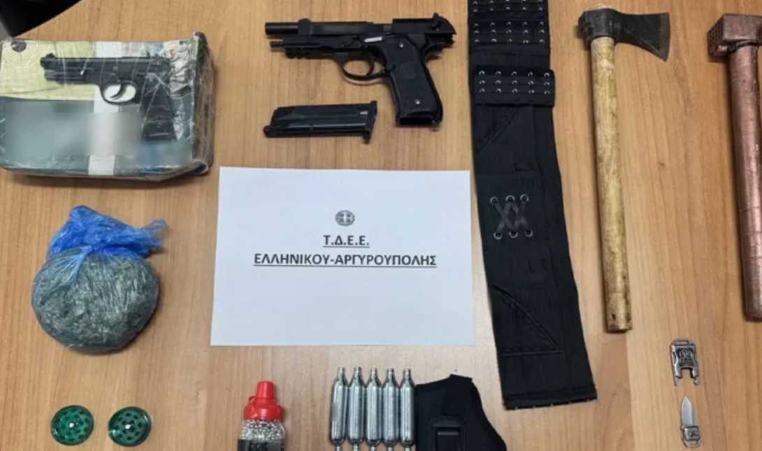 59χρονος απείλησε οδηγό με τσεκούρι στον Άλιμο – Το οπλοστάσιο και τα ναρκωτικά στη κατοχή του