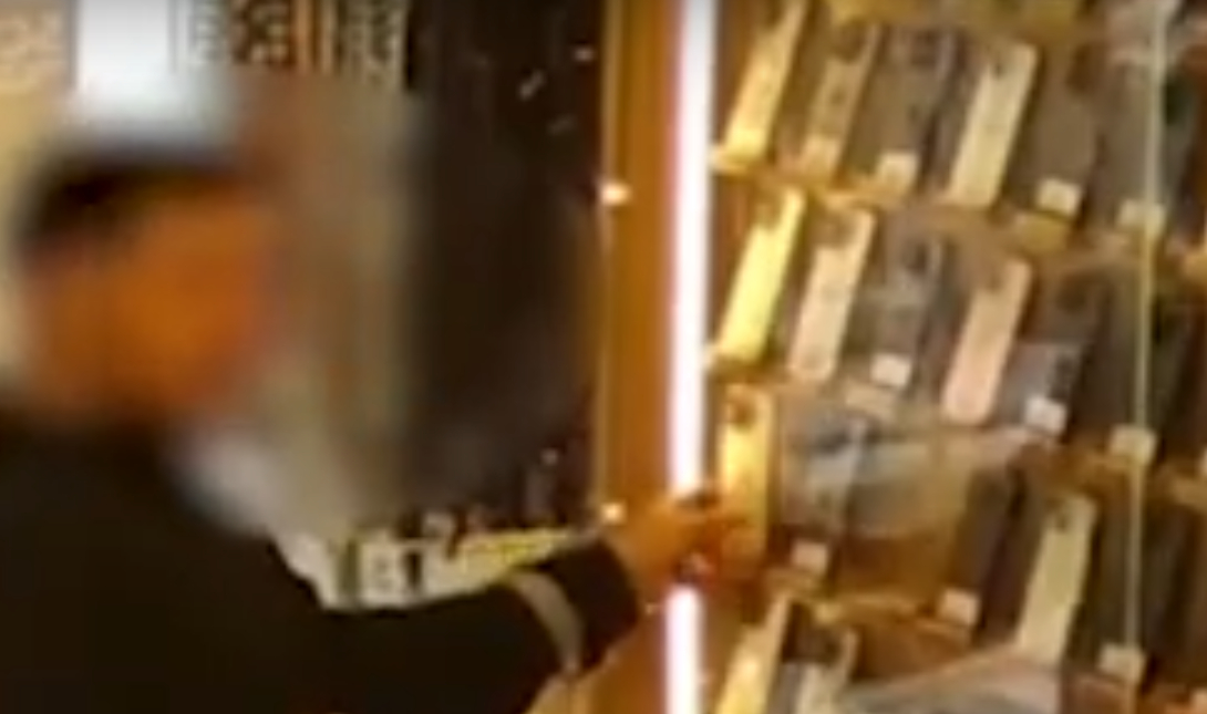 Ηράκλειο: Μπήκαν σε κατάστημα και έκλεψαν κινητό από τα ράφια – Βίντεο ντοκουμέντο