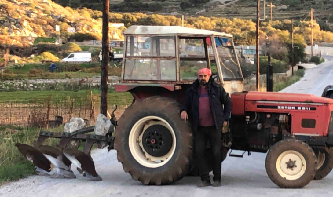 Μπλόκο από το μοναδικό τρακτέρ του νησιού στην Αμοργό (Δείτε εικόνες)