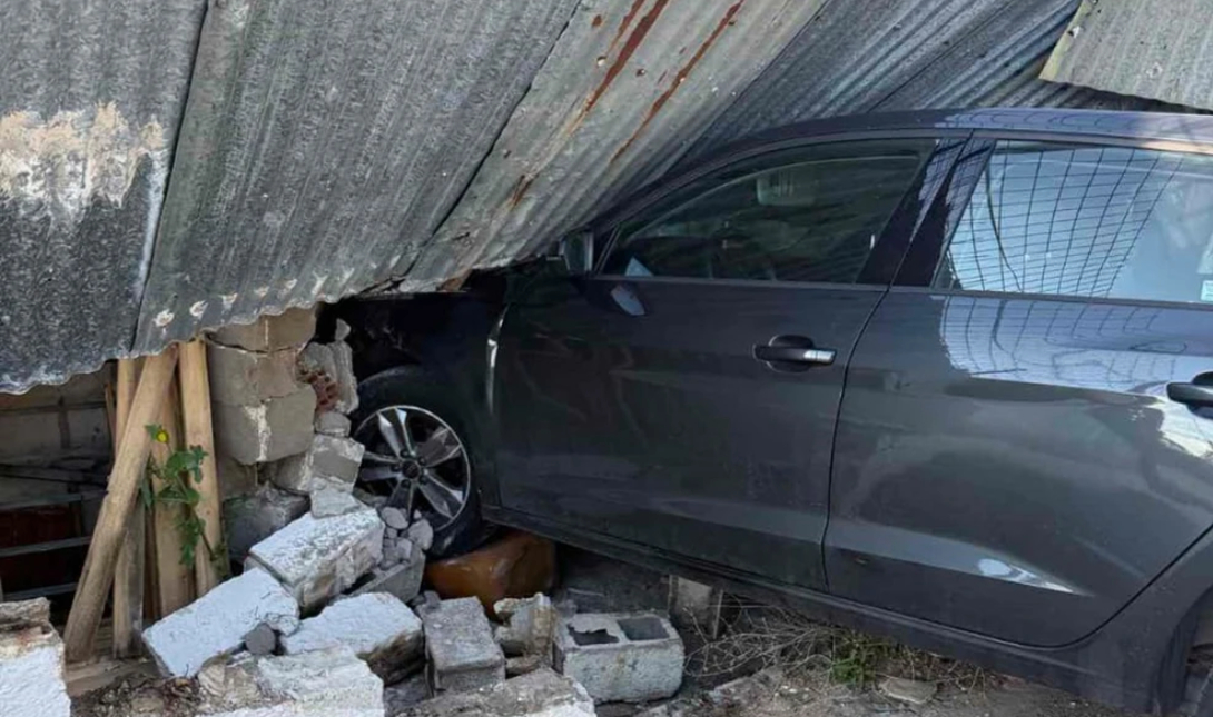 Αυτοκίνητο παρέσυρε 12χρονη μαθήτρια και έπεσε σε μάντρα (Φωτο και βίντεο)