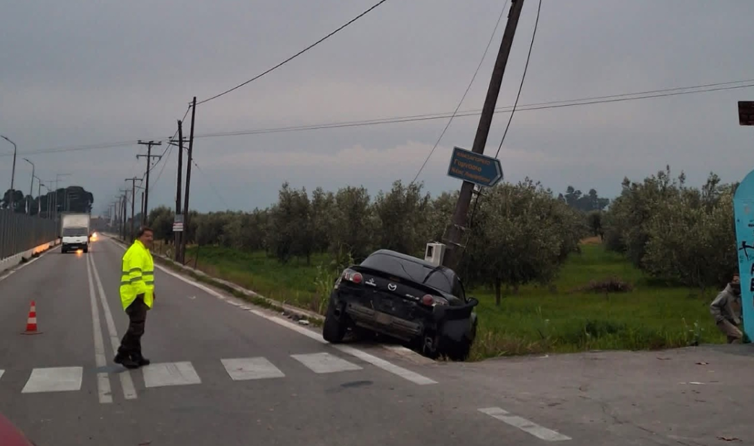 Τροχαίο ατύχημα: Αυτοκίνητο έπεσε πάνω σε κολώνα της ΔΕΗ (φωτο)