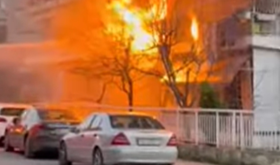 Θεσσαλονίκη: Μεγάλη φωτιά ξέσπασε σε διαμέρισμα – Δείτε βίντεο σοκ