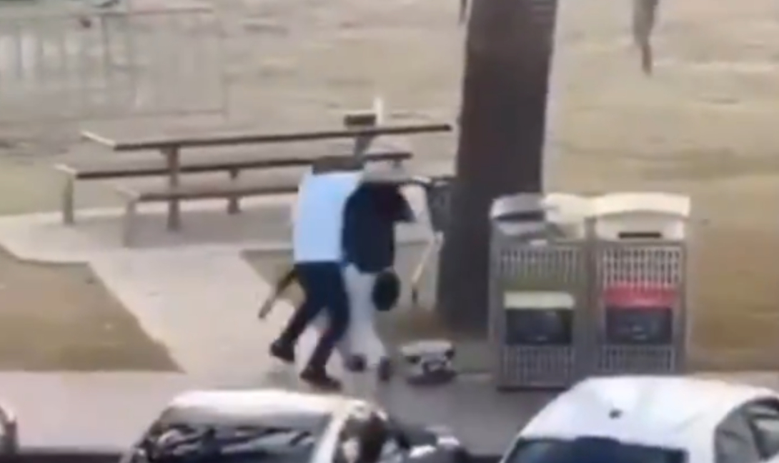 Συγκλονιστικό βίντεο: Η στιγμή που πολίτης αφοπλίζει δράστη της ένοπλης επίθεσης σε παραλία