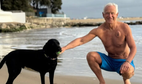 Σκύλος έσωσε ηλικιωμένο άνδρα που υπέστη καρδιακή ανακοπή σε ερημική παραλία!