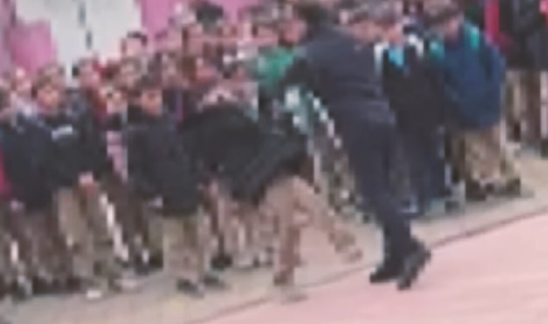 Τουρκία: Σοκαριστικό περιστατικό με διευθυντή γυμνασίου να πετά μαθητή στο έδαφος (βίντεο)