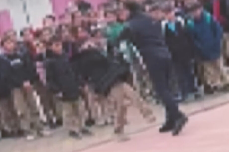 Τουρκία: Σοκαριστικό περιστατικό με διευθυντή γυμνασίου να πετά μαθητή στο έδαφος (βίντεο)