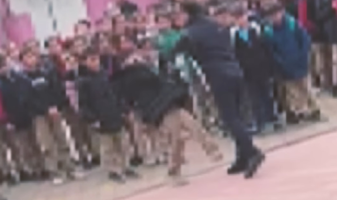 Τουρκία: Σοκαριστικό περιστατικό με διευθυντή γυμνασίου να πετά μαθητή στο έδαφος (βίντεο)