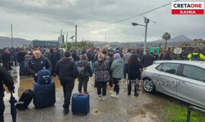 Χανιά: Απίστευτη ταλαιπωρία επιβατών λόγω του αποκλεισμού του αεροδρομίου – Δείτε φωτογραφίες