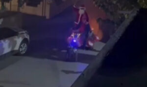 Κρήτη: Ο Άη Βασίλης κατέφθασε… με σκαπτικό – Η πιο απρόσμενη είσοδος των Χριστουγέννων (Βίντεο)