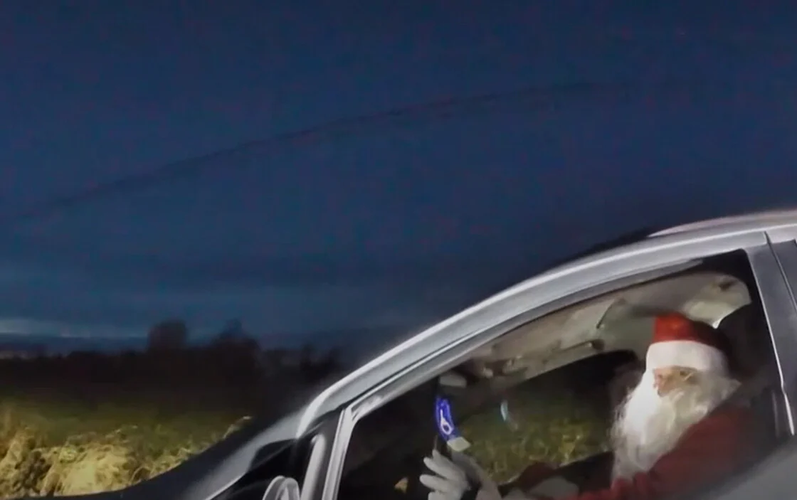 ΗΠΑ: Η τροχαία «έπιασε» τον Άγιο Βασίλη να τρέχει με υπερβολική ταχύτητα (Βίντεο)